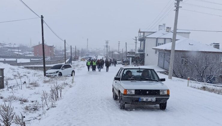 Aksaray’da Onlarca Vatandaş Kapanan Yolda Mahsur Kaldı
