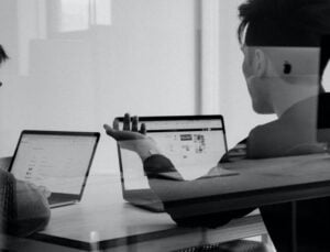 Sosyal Medyada Düşünmeden Paylaşmayın, İşinizi Riske Atmayın