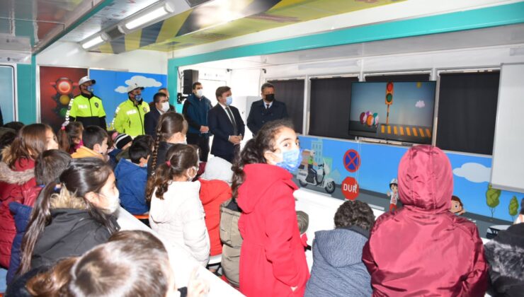 Öğrencilere Oyunla Trafik Eğitimi Verdiler