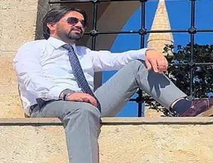 AKP’li Başkandan Türbeye Saygısızlık Pozu