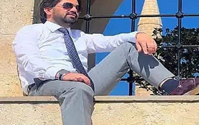 AKP’li Başkandan Türbeye Saygısızlık Pozu