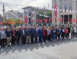 CHP Cumhuriyet’in 100’üncü Yılında Çelenk Sundu