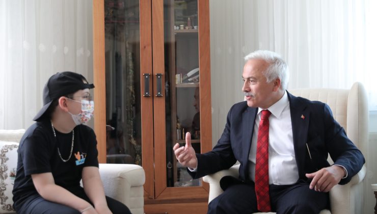 Lösemi Hastası İlkokul Öğrencisine Vali Kumbuzoğlu’ndan Ziyaret