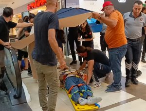 Avm’nin 3. Katından Yere Çakıldı