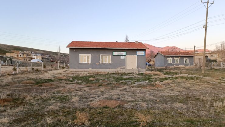 Derhal O Bayrak Dikilsin Atatürk Büstü Konsun