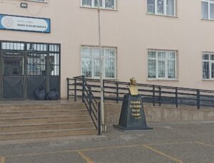 Hamit Acar Ortaokulu’na Atatürk Büstü Kondu