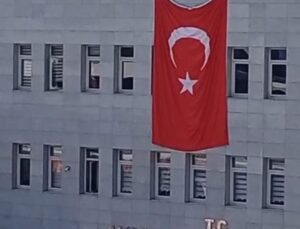 Yırtık Bayrak Tepki Çekti, 1 Saatte Değiştirildi!