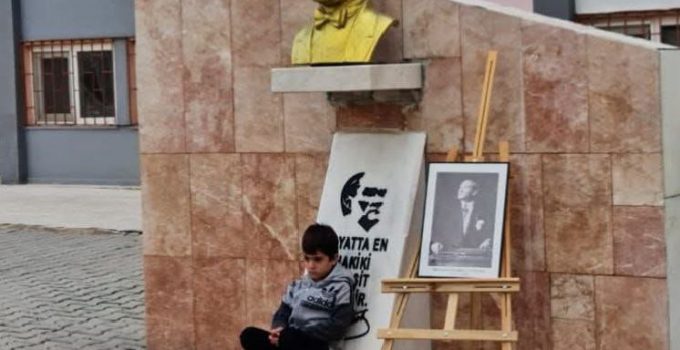 Minik Buğra, 10 Kasım’ı Tek Başına Andı: “Atam, Ben Geldim”