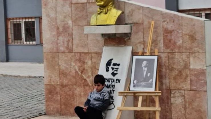 Minik Buğra, 10 Kasım’ı Tek Başına Andı: “Atam, Ben Geldim”